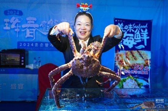 9月19日，在吉林省琿春市，商家在展示售賣的帝王蟹。新華社記者 許暢 攝