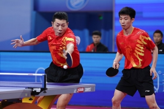 10月18日，上海隊(duì)組合許昕（左）/周愷在雙打比賽中。他們3:0戰(zhàn)勝福建隊(duì)組合曾蓓勛/陳俊菘。新華社記者 王楷焱 攝