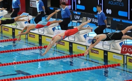 10月18日，中國選手張雨霏（右二）在女子50米自由泳預(yù)賽中出發(fā)。新華社記者 方喆 攝