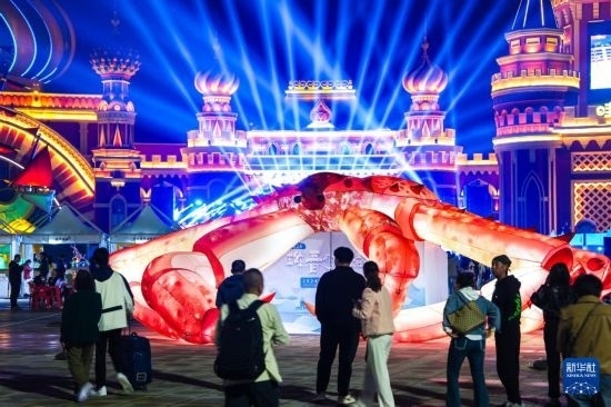 9月19日，游客在吉林省琿春市的2024琿春帝王蟹美食嘉年華現(xiàn)場游玩。新華社記者 許暢 攝