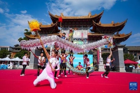 10月19日，四川師范大學(xué)舞龍隊在傳統(tǒng)舞龍項目中比賽，最終他們獲得該項目銀獎。