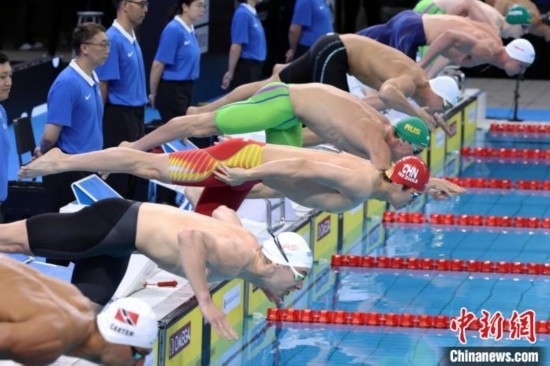 10月19日晚，2024年世界泳聯(lián)游泳世界杯上海站結束第二個比賽日的爭奪。圖為中國選手潘展樂(左三)在男子100米自由泳決賽中。 中新社記者 湯彥俊 攝