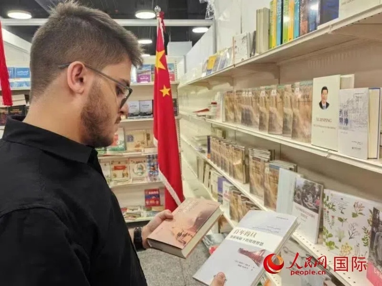 第二十三屆約旦安曼國際書展于10月10日至19日在約旦展覽中心舉行，約旦政府和民間各界人士在中國展臺翻閱圖書，熱烈交流互動，感受中華文化之美。人民網(wǎng)記者 李瀟攝