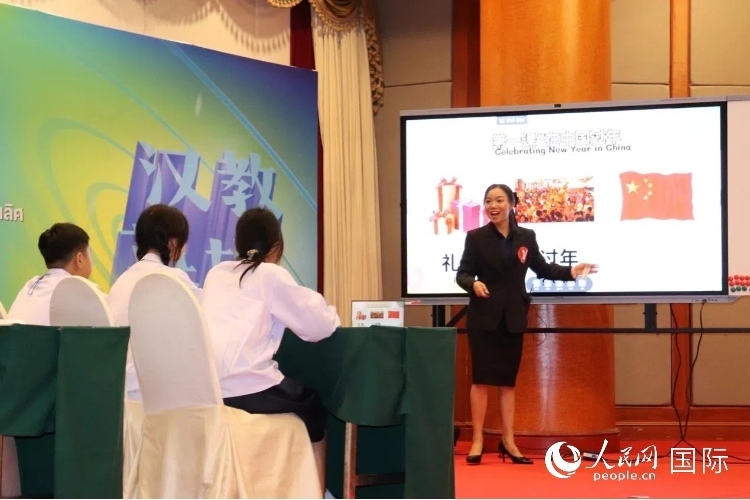 泰國本土中文教師參賽者現(xiàn)場授課。人民網(wǎng)實習生 姚欣可攝