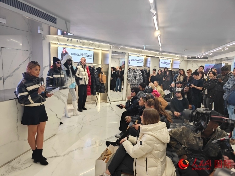 英國時尚博主分享自己的穿搭心得。人民網(wǎng)記者 邢雪攝