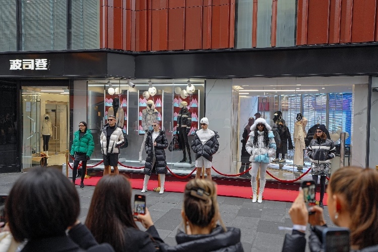 模特在波司登倫敦旗艦店門前展示新款羽絨服。主辦方供圖