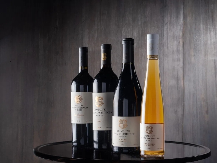 活動現(xiàn)場推介了懷來中法莊園珍藏馬瑟蘭干紅、小芒森甜白等優(yōu)質(zhì)葡萄酒。主辦方供圖