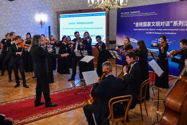2024年9月24日，在俄羅斯喀山，俄羅斯喀山室內(nèi)樂(lè)團(tuán)演奏傳統(tǒng)曲目?！敖鸫u國(guó)家文明對(duì)話”系列活動(dòng)24日在俄羅斯喀山舉行，來(lái)自中國(guó)、俄羅斯、巴西、印度、南非、伊朗等金磚國(guó)家的相關(guān)機(jī)構(gòu)、各領(lǐng)域?qū)＜覍W(xué)者及青年代表等300多人參加。新華社記者 曹陽(yáng) 攝