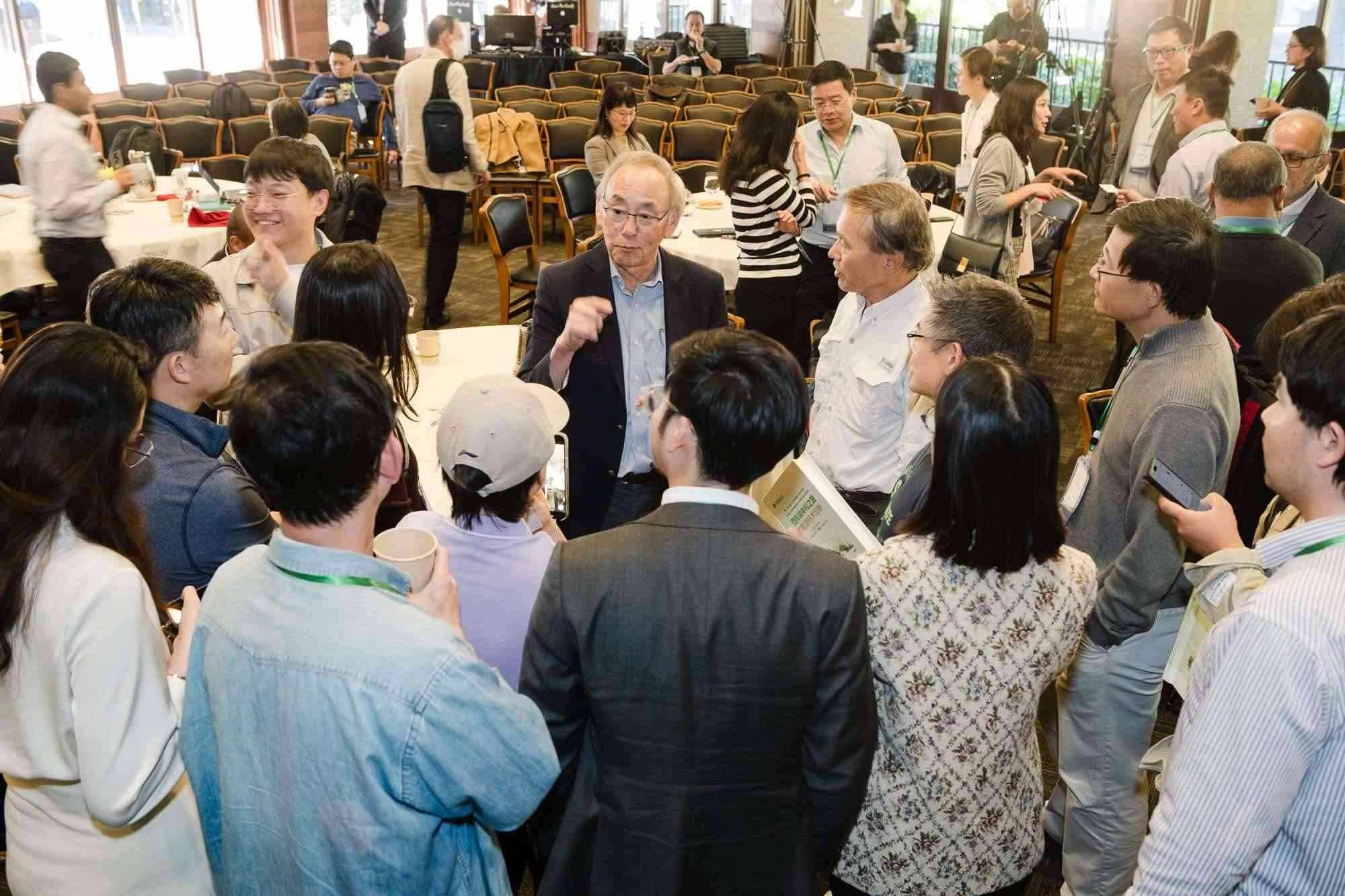 美國前能源部長、諾獎得主朱棣文教授在會場與參會者交流。馮超攝