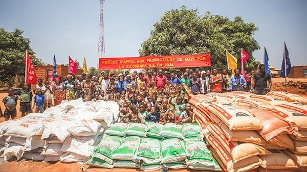 華剛礦業(yè)向當(dāng)?shù)鼐栀?zèng)種子化肥儀式現(xiàn)場(chǎng)。中鐵資源供圖