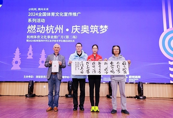 王麗萍與藝術(shù)家們共同創(chuàng)作主題作品。主辦方供圖