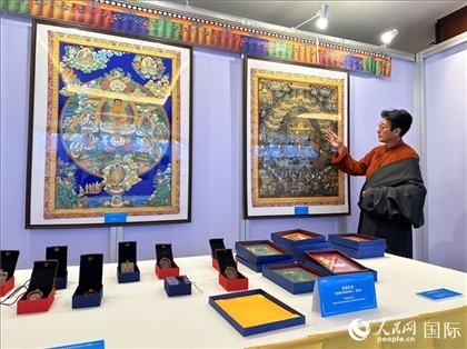 熱貢藝術(shù)國(guó)家級(jí)代表性傳承人夏吾角向嘉賓介紹作品。人民網(wǎng)記者 簡(jiǎn)承淵攝