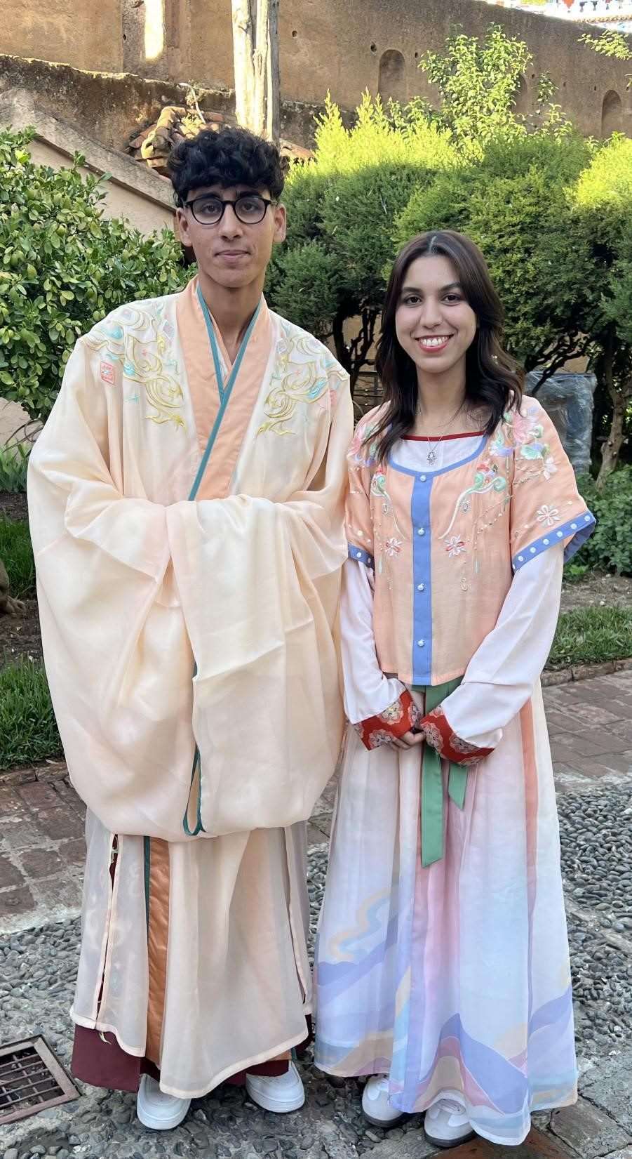 兩位青年試穿中國(guó)古代服裝。拉巴特中國(guó)文化中心供圖