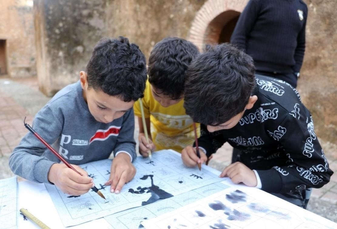 一起學(xué)書(shū)法。拉巴特中國(guó)文化中心供圖