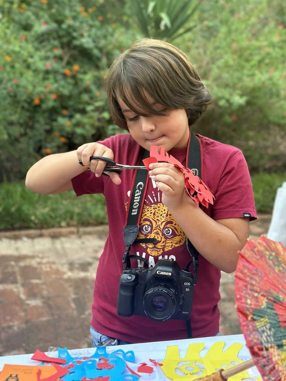 專心致志學(xué)剪紙。拉巴特中國(guó)文化中心供圖