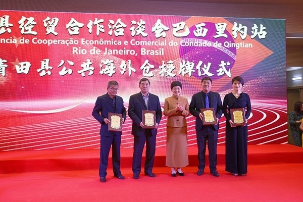 青田縣委書記林霞為公共海外倉授牌。人民網(wǎng)記者 陳海琪攝