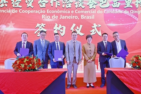 企業(yè)家在活動(dòng)現(xiàn)場(chǎng)參與項(xiàng)目簽約儀式。人民網(wǎng)記者 陳海琪攝