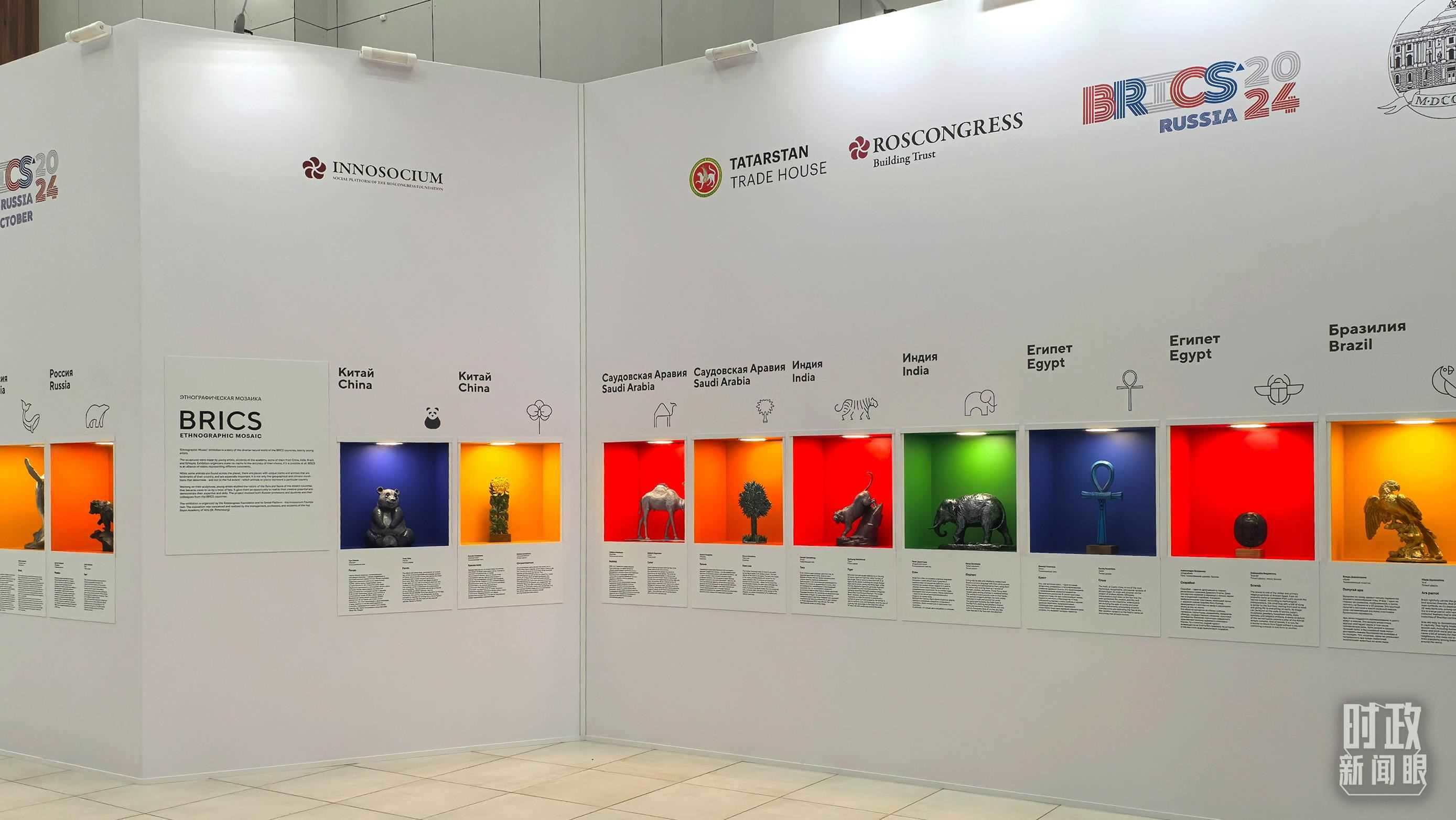 △ 喀山會展中心內(nèi)展示的金磚國家工藝品。（總臺央廣記者潘毅拍攝）