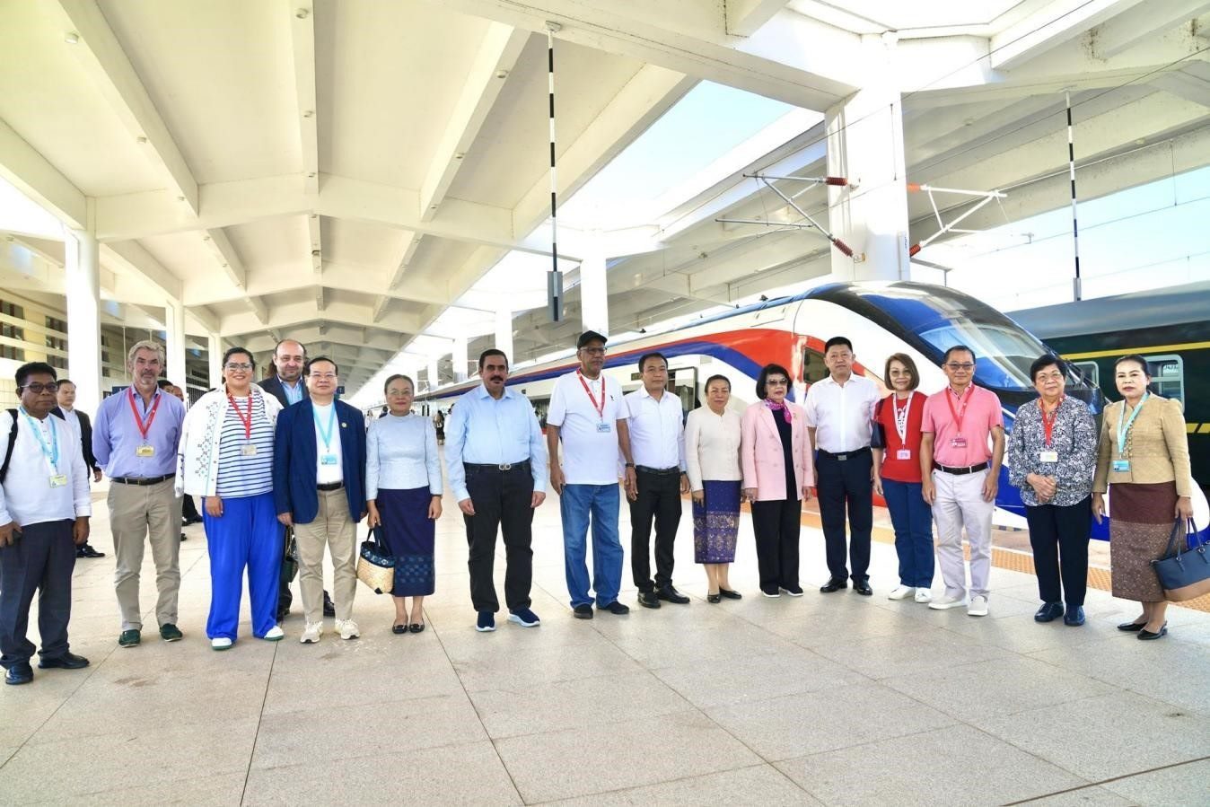 東盟議會(huì)聯(lián)盟大會(huì)代表團(tuán)與中老鐵路“瀾滄號(hào)”動(dòng)車合影留念。老中鐵路有限公司供圖