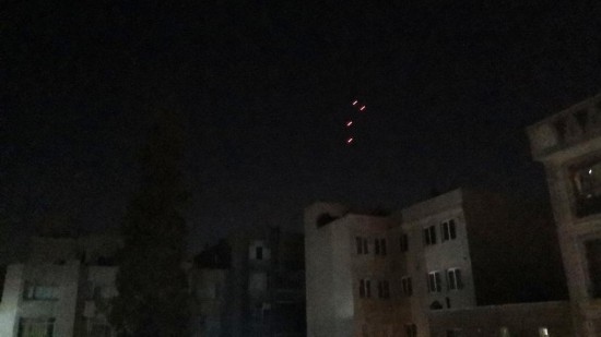  這是10月26日4點(diǎn)50分左右拍攝的德黑蘭市區(qū)。當(dāng)?shù)貢r(shí)間26日凌晨，新華社記者在伊朗首都德黑蘭多次聽到爆炸聲。新華社記者姚兵攝