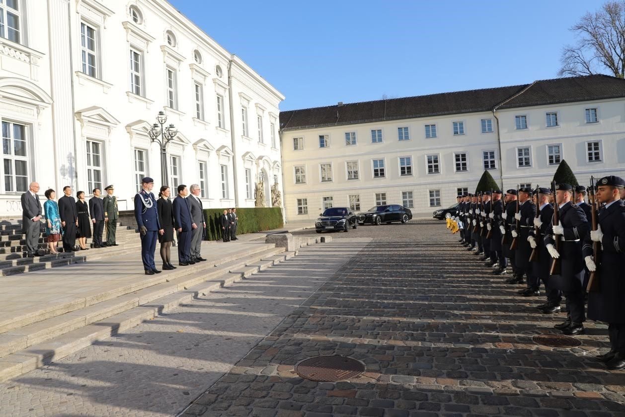 新任中國(guó)駐德國(guó)大使鄧洪波向德國(guó)總統(tǒng)施泰因邁爾遞交國(guó)書。中國(guó)駐德國(guó)大使館供圖