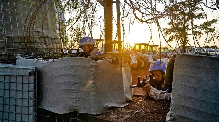 瞭望偵察一線情況。張洪奧攝