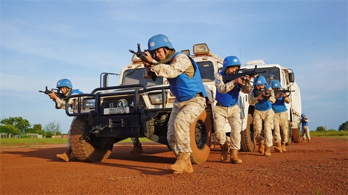 應(yīng)急分隊?wèi)?zhàn)術(shù)行進(jìn)。張洪奧攝