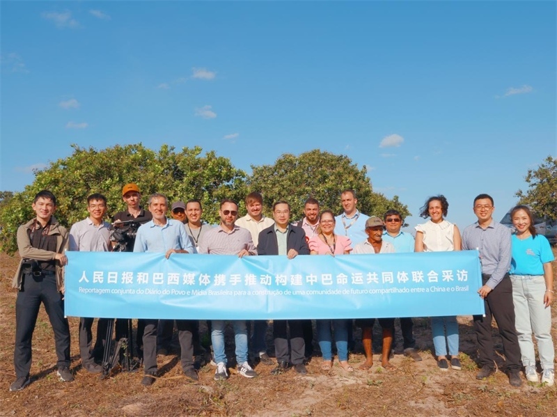 當(dāng)?shù)貢r間10月24日至25日，人民日報社攜手巴西主流媒體在巴西東北部北里奧格蘭德州開展聯(lián)合采訪，拉開了以“攜手推動構(gòu)建中巴命運(yùn)共同體”為主題的人民日報和巴西媒體聯(lián)合采訪序幕。圖為參加聯(lián)合采訪的中巴兩國記者與受益于中國企業(yè)扶貧項目的若昂卡馬拉市民眾合影。 人民日報和巴西媒體聯(lián)合采訪團(tuán)供圖