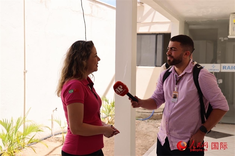 國網(wǎng)巴電文化中心負(fù)責(zé)人達(dá)尼埃拉·帕戈托接受參加聯(lián)合采訪團(tuán)的巴西記者采訪。 人民網(wǎng)記者 時元皓攝