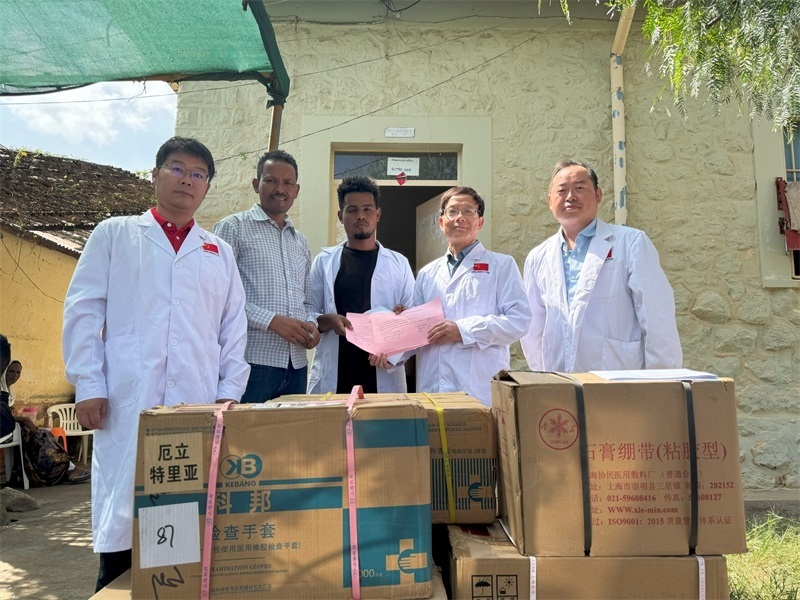 中國醫(yī)療隊(duì)向科倫醫(yī)院捐贈藥品和醫(yī)療物資。中國第17批援厄立特里亞醫(yī)療隊(duì)供圖