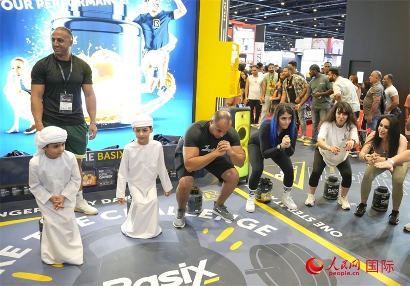 觀眾參加“蹲馬步”比賽。人民網(wǎng)中東中心分社塔里克·易卜拉欣攝