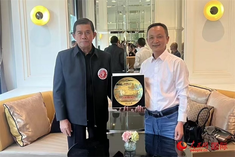 泰中友好協(xié)會(huì)會(huì)長(zhǎng)、泰國(guó)前副總理功·塔帕朗西（左一）會(huì)見(jiàn)浙大團(tuán)組一行。人民網(wǎng)記者 簡(jiǎn)承淵攝