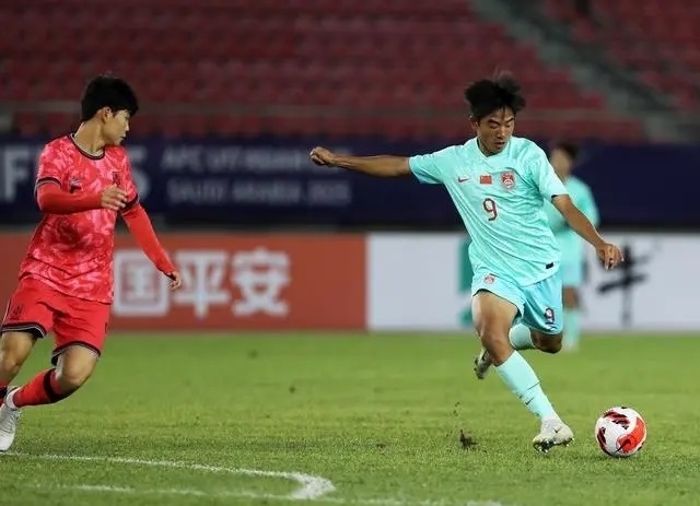 國(guó)少隊(duì)球員魏祥鑫（右）比賽中傳球。新華社記者 李鋼攝