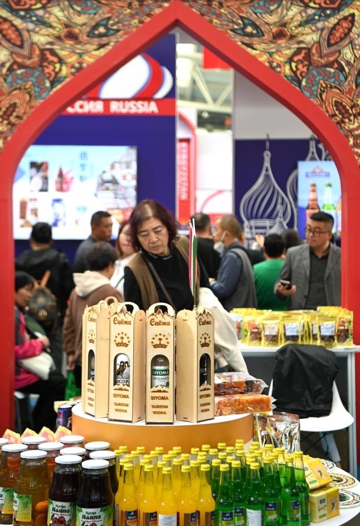 10月25日，觀眾在楊凌農(nóng)高會上合組織國家農(nóng)業(yè)展區(qū)了解農(nóng)產(chǎn)品。新華社記者 鄒競一 攝