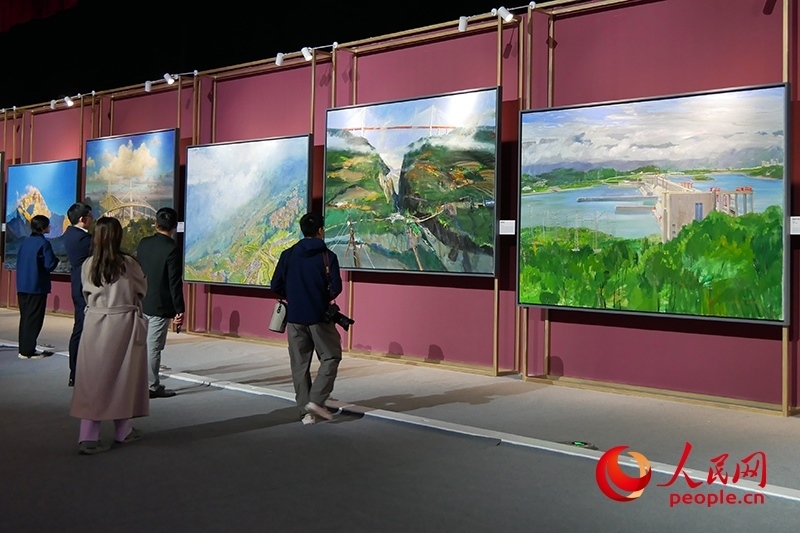 觀眾正在欣賞畫作。人民網(wǎng)記者 韋衍行攝