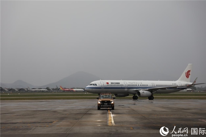 國航上?！觾?nèi)首班飛機(jī)抵達(dá)河內(nèi)內(nèi)排機(jī)場。人民網(wǎng)記者 楊曄攝