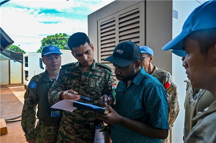 核查發(fā)電設(shè)備。鄧原淘攝