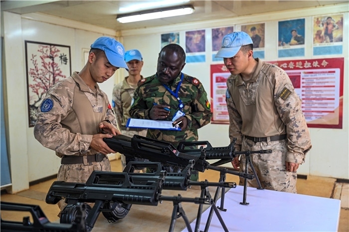 檢查槍支性能。孫千攝