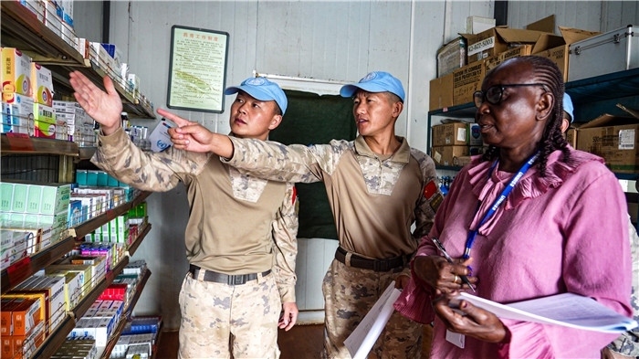 核查儲(chǔ)存藥品。王軍杰攝