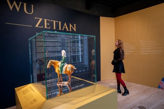 圖為觀眾在參觀“一代女皇武則天展”。（中華人民共和國駐荷蘭王國大使館供圖）