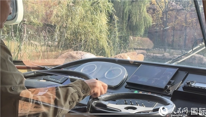 鄭州銀基動(dòng)物王國(guó)水陸兩棲觀光車駕駛室。人民網(wǎng) 謝瑩攝