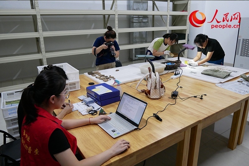 普查隊員們正在庫房內(nèi)工作。人民網(wǎng)記者 韋衍行攝