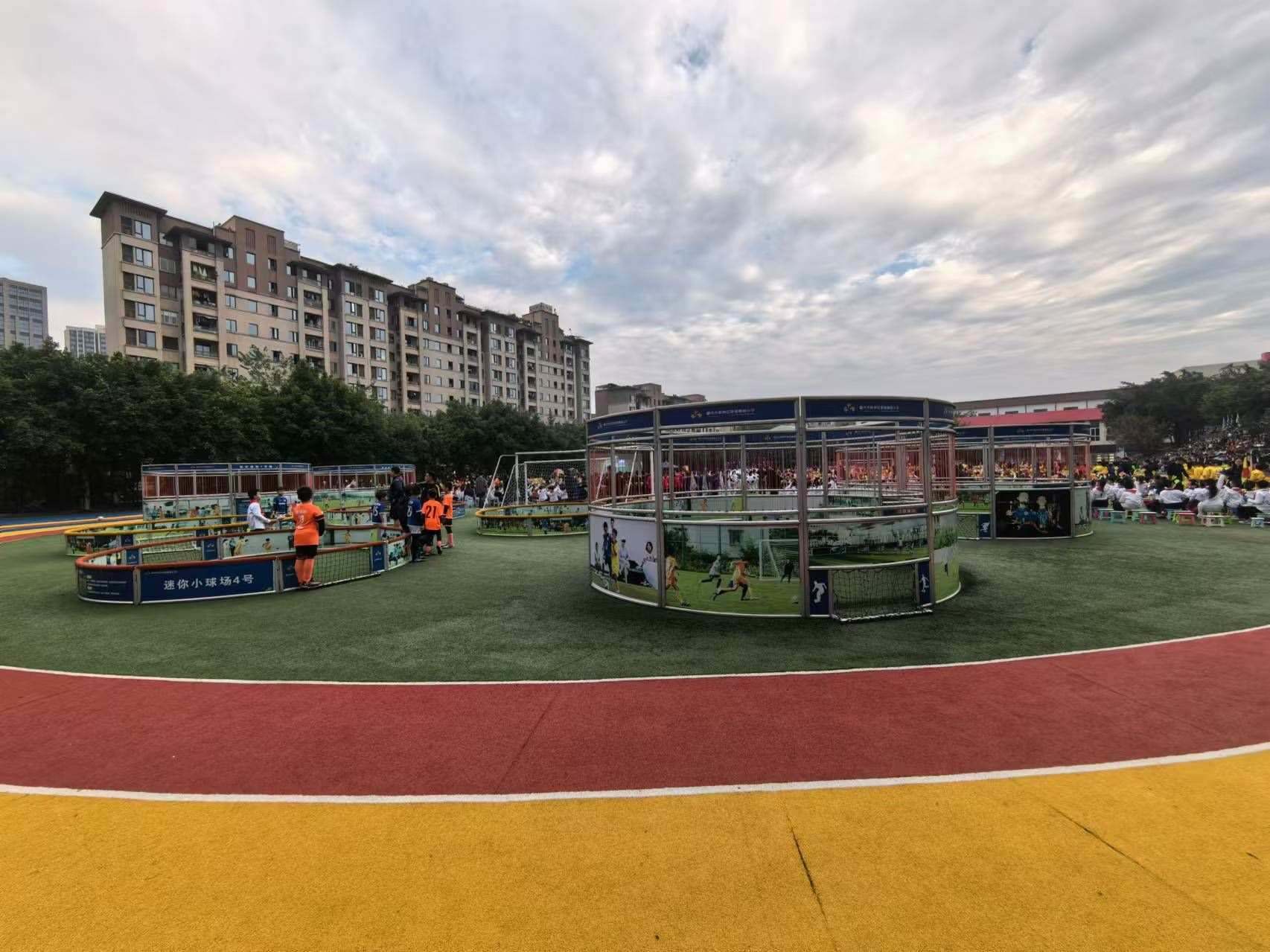 珊瑚魯能小學里的迷你足球場。 人民網(wǎng)記者 楊磊攝