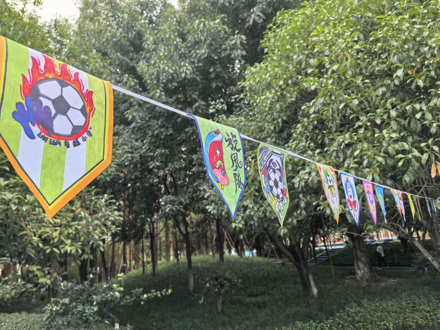 珊瑚魯能小學學生們手繪的“班超”隊徽。 人民網(wǎng)記者 楊磊攝