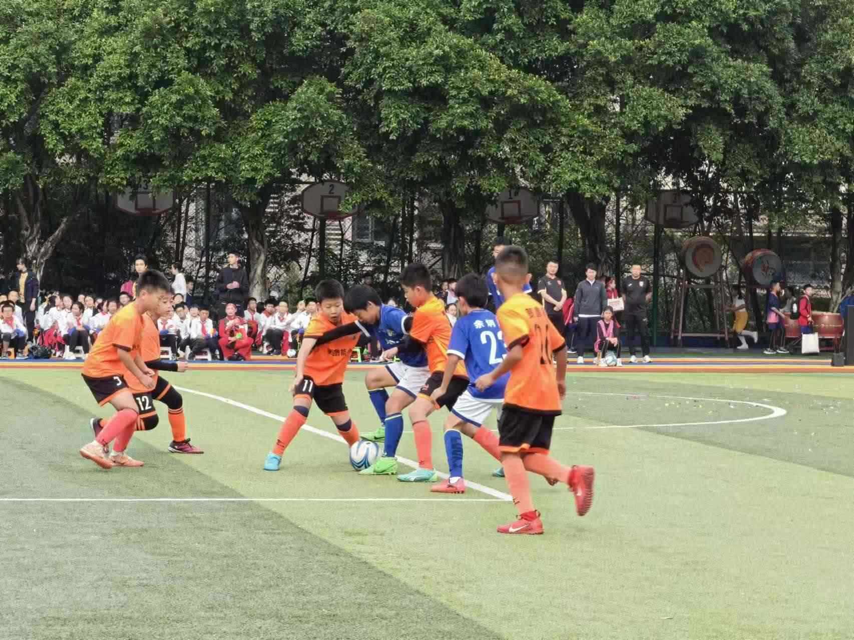 珊瑚魯能小學的學生們在進行足球比賽。 人民網(wǎng)記者 楊磊攝