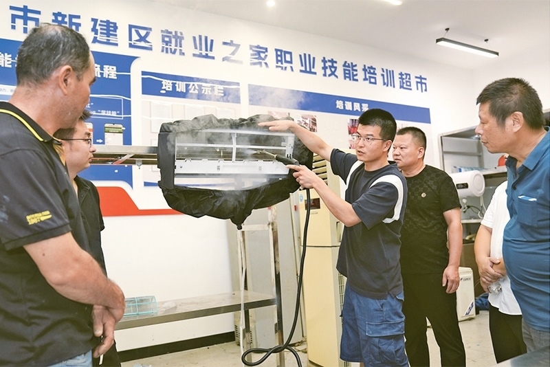 黨的二十屆三中全會強(qiáng)調(diào)，要健全終身職業(yè)技能培訓(xùn)制度。圖為2024年9月12日一位老師在給學(xué)員進(jìn)行家電清洗技術(shù)培訓(xùn)。 新華社記者 萬象/攝