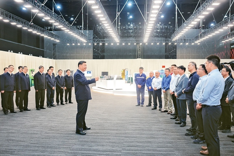 2024年10月17日至18日，中共中央總書記、國家主席、中央軍委主席習(xí)近平在安徽考察。這是17日下午，習(xí)近平在合肥濱湖科學(xué)城考察時，同現(xiàn)場科研人員和企業(yè)負(fù)責(zé)人親切交流。 新華社記者 鞠鵬/攝