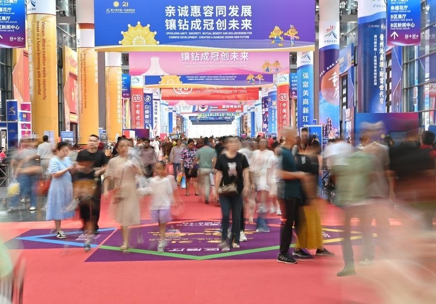 2024年9月28日，觀眾在廣西南寧市舉行的第21屆中國(guó)—東盟博覽會(huì)上參觀。新華社記者 周華 攝