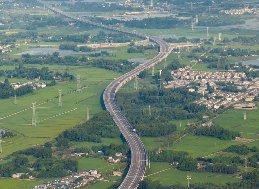 俯瞰四川天府新區(qū)至邛崍高速公路一角（2024年7月2日攝，無(wú)人機(jī)照片）。新華社記者 江宏景 攝