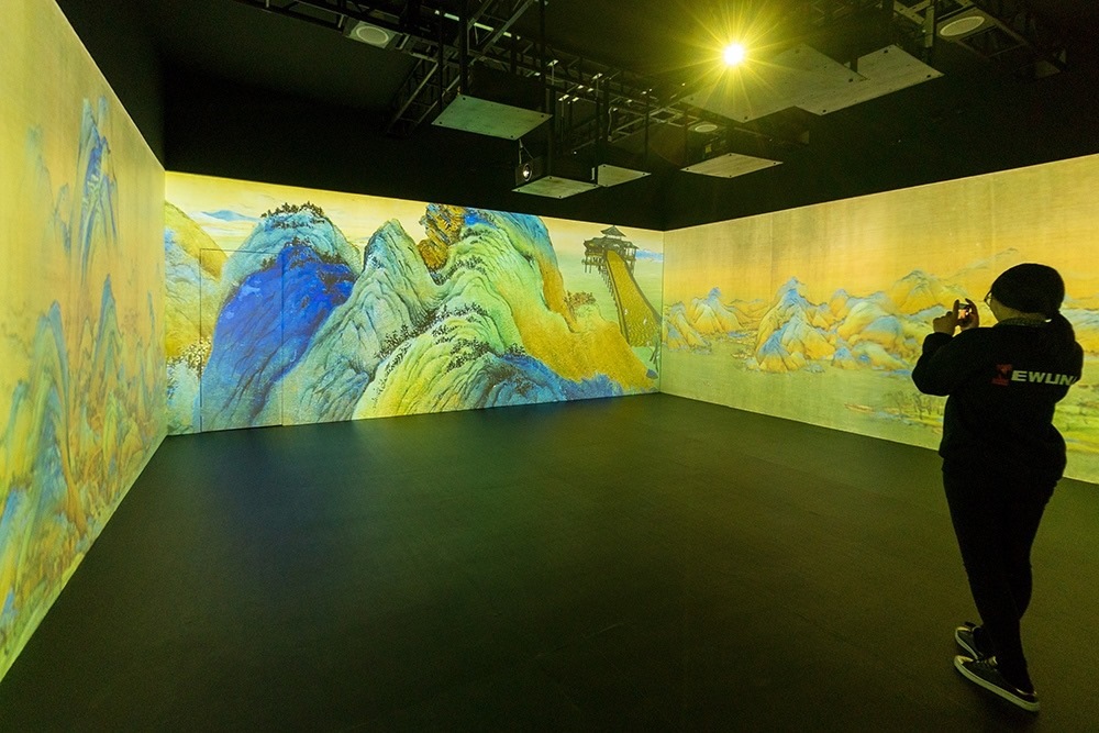 2019年1月29日，上海，市民在“千里江山圖科技藝術(shù)展”上參觀北宋名畫《千里江山圖》的AR全景展示并打卡拍照。